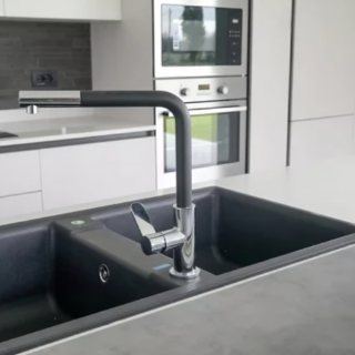 conseils pratiques pour redonner de l'éclat à votre évier en résine sale. Rendez-le comme neuf