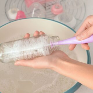 Nettoyer les Biberons, les Tétines et les Tire-lait de Bébé