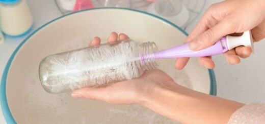 Nettoyer les Biberons, les Tétines et les Tire-lait de Bébé