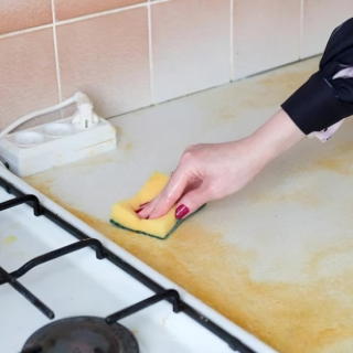 Découvrez les astuces efficaces pour dégraisser vos meubles de cuisine très sales. Retrouvez la propreté et la brillance de votre espace culinaire.