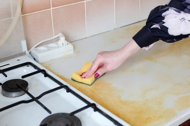 Découvrez les astuces efficaces pour dégraisser vos meubles de cuisine très sales. Retrouvez la propreté et la brillance de votre espace culinaire.