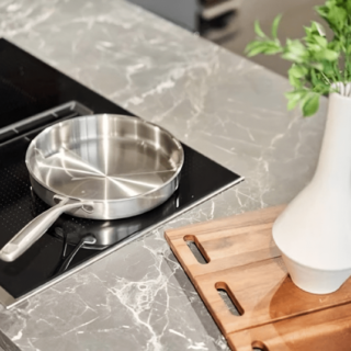 nettoyage table cuison Dekton