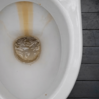 Voici comment enlever les taches de rouille des toilettes en 5 min