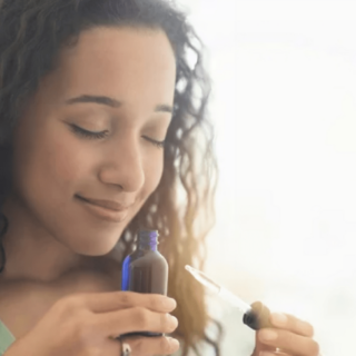 Apprenez à confectionner votre propre désodorisant naturel maison pour un intérieur frais et agréable. Des solutions respectueuses de l'environnement.